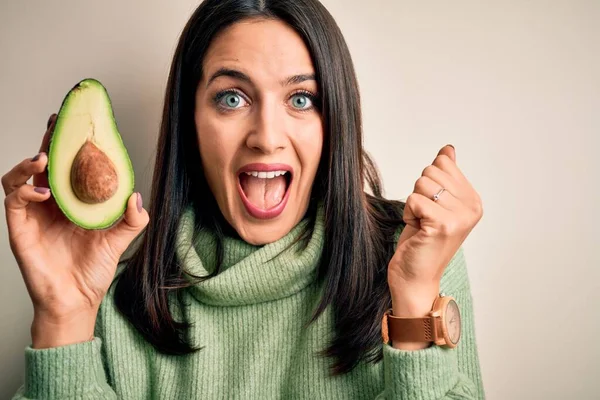 Junge Frau Mit Blauen Augen Mit Mittlerer Gesunder Avocado Vor — Stockfoto