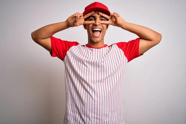 Νεαρός Όμορφος Αφροαμερικάνος Αθλητής Φοράει Ριγέ Μπλουζάκι Και Καπέλο Του — Φωτογραφία Αρχείου