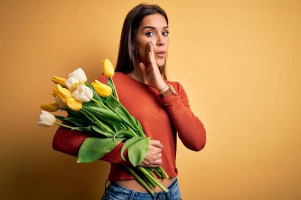 Jonge Mooie Brunette Vrouw Met Boeket Van Tulpen Bloemen Gele — Stockfoto