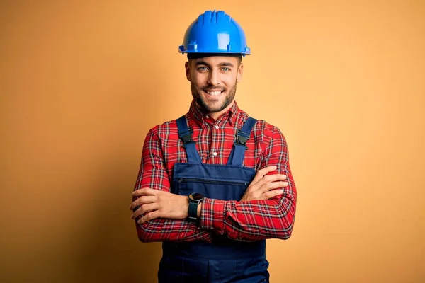 Giovane Costruttore Indossa Uniforme Costruzione Casco Sicurezza Sfondo Giallo Volto — Foto Stock