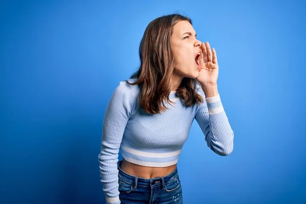 Menina Loira Bonita Nova Vestindo Camisola Casual Sobre Fundo Isolado — Fotografia de Stock