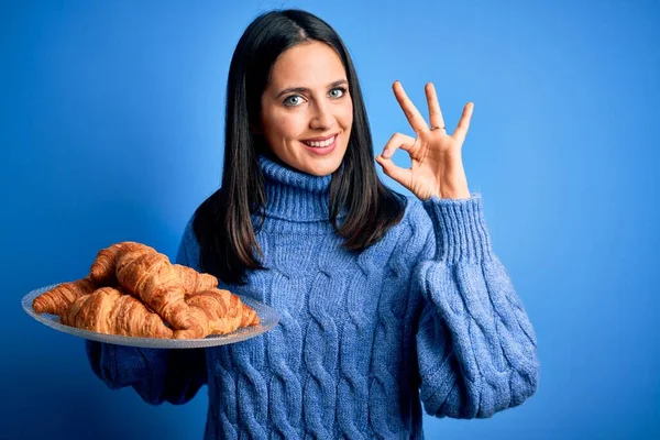 Young Woman Blue Eyes Holding Sweet Croissants Breakfast Isolated Background — Stock Photo, Image