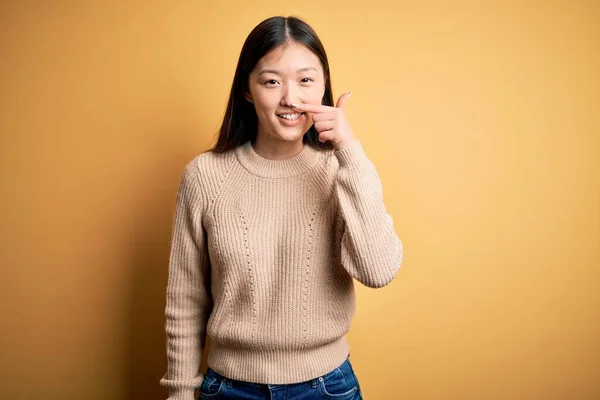 Jonge Mooie Aziatische Vrouw Draagt Casual Trui Gele Geïsoleerde Achtergrond — Stockfoto