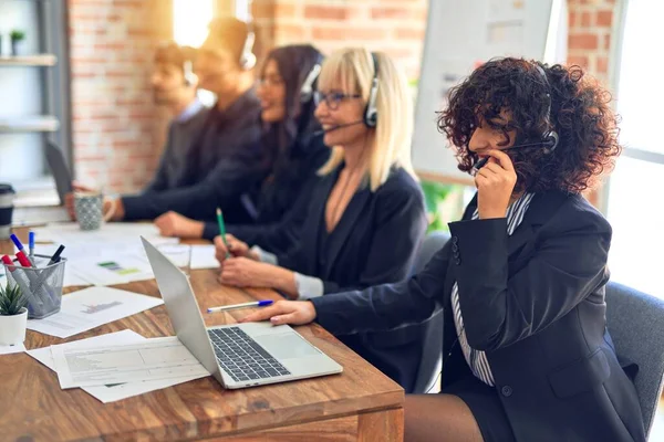 Call Center Dolgozóinak Egy Csoportja Boldogan Magabiztosan Mosolyog Együtt Dolgozni — Stock Fotó