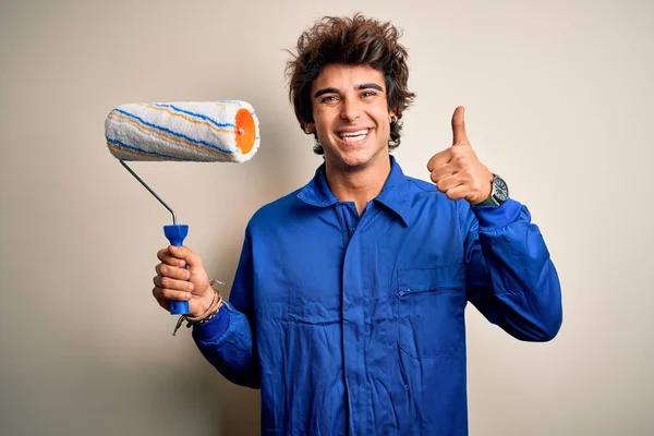 Jovem Pintor Bonito Homem Segurando Rolo Vestindo Uniforme Sobre Isolado — Fotografia de Stock