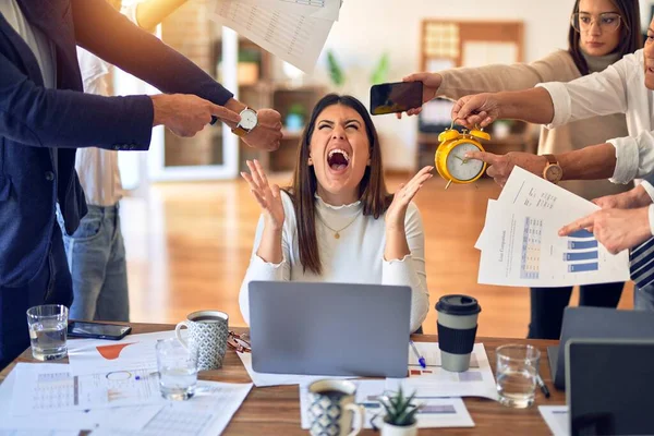 Grupo Empresários Que Trabalham Conjunto Parceiros Salientando Deles Escritório — Fotografia de Stock