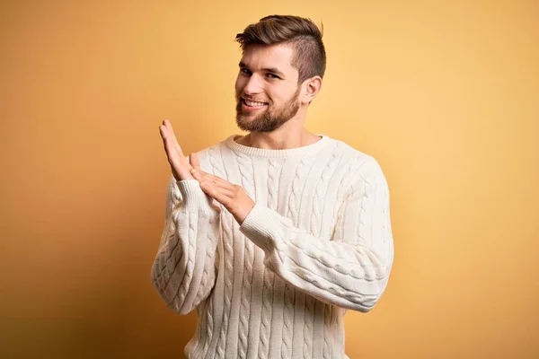 수염을 기르고 금발의 남자가 스웨터를 박수를 행복하고 즐거운 박수를 보내며 — 스톡 사진