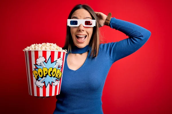 Giovane Donna Bionda Che Indossa Occhiali Mangia Pacchetto Popcorn Guardando — Foto Stock