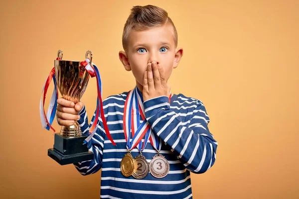 Küçük Beyaz Çocuk Altın Madalyaları Zafer Ödülünü Sarı Arka Plan — Stok fotoğraf