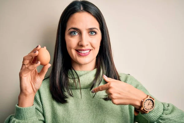 Ung Brunett Kvinna Med Blå Ögon Håller Färska Råa Ägg — Stockfoto