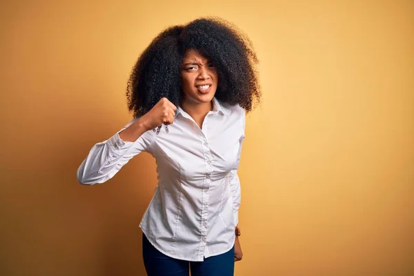 Young Beautiful African American Elegant Woman Afro Hair Standing Yellow — Stock Photo, Image