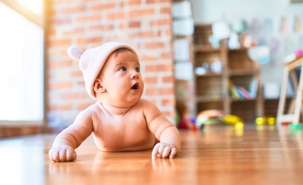 Bebê Adorável Deitado Sofá Casa Recém Nascido Vestindo Chapéu Fanny — Fotografia de Stock