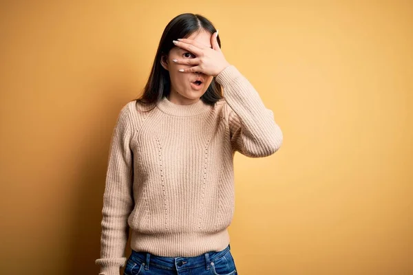 Junge Schöne Asiatische Frau Lässigem Pullover Über Gelbem Isoliertem Hintergrund — Stockfoto