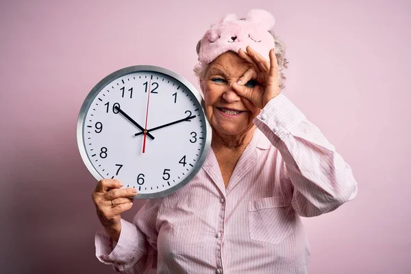 Старшая Красивая Женщина Маске Сна Держит Большие Часы Изолированном Розовом — стоковое фото