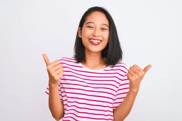 Junge Chinesin Gestreiftem Shirt Vor Isoliertem Weißem Hintergrund Mit Positiver — Stockfoto