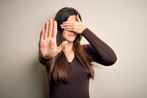 Ung Vacker Flicka Bär Casual Tröja Stående Över Isolerad Vit — Stockfoto