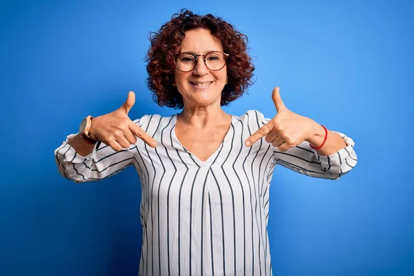 Mulher Cabelo Encaracolado Bonita Meia Idade Vestindo Camisa Listrada Casual — Fotografia de Stock