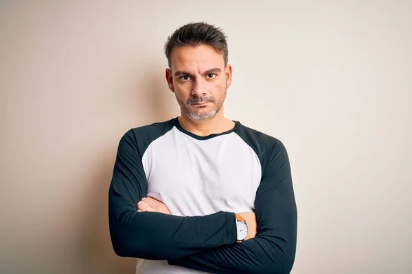 Homem Bonito Jovem Vestindo Camiseta Casual Sobre Fundo Branco Isolado — Fotografia de Stock