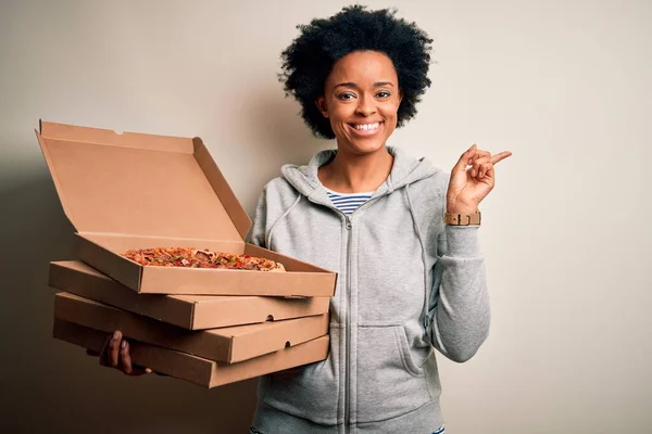 Mladá Africká Afro Žena Kudrnatými Vlasy Drží Doručovací Boxy Italskou — Stock fotografie