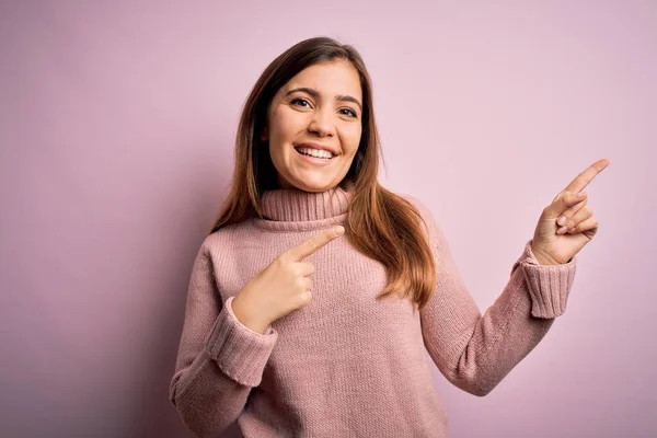 Bella Giovane Donna Che Indossa Maglione Dolcevita Sfondo Rosa Isolato — Foto Stock