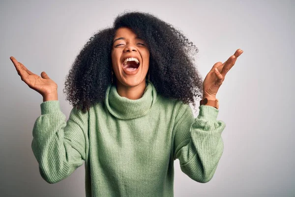 Молода Афроамериканська Жінка Волоссям Афроамериканського Кольору Одягнена Зелений Зимовий Светр — стокове фото