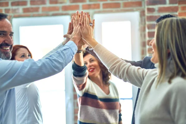 Gruppo Imprenditori Piedi Con Mani Unite Cinque Ufficio — Foto Stock