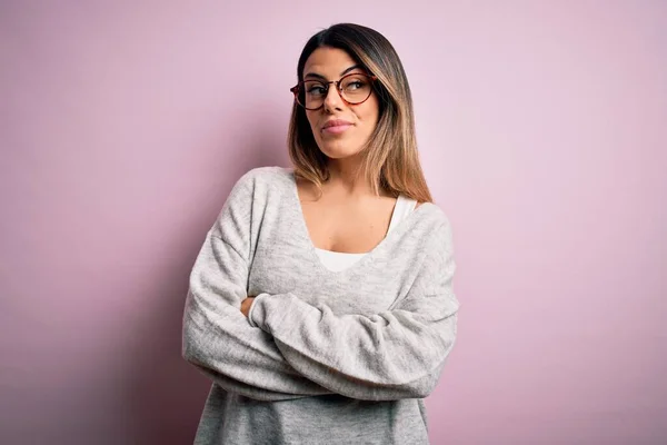 Joven Mujer Morena Hermosa Usando Suéter Casual Gafas Sobre Fondo —  Fotos de Stock