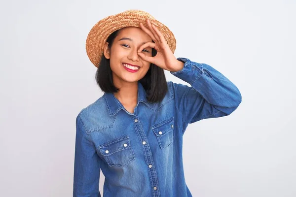 Junge Schöne Chinesin Trägt Jeanshemd Und Hut Über Isoliertem Weißem — Stockfoto