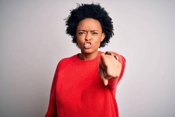 Ung Vacker Afroamerikansk Afro Kvinna Med Lockigt Hår Bär Röd — Stockfoto