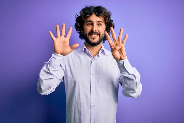 Jonge Knappe Zakenman Met Baard Dragen Shirt Staan Paarse Achtergrond — Stockfoto