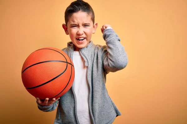 Niño Pequeño Jugando Con Pelota Baloncesto Sobre Fondo Amarillo Aislado — Foto de Stock