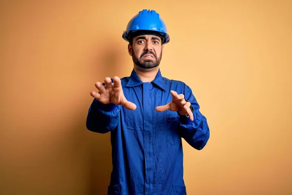 Mechanische Man Met Baard Draagt Blauw Uniform Veiligheidshelm Gele Achtergrond — Stockfoto