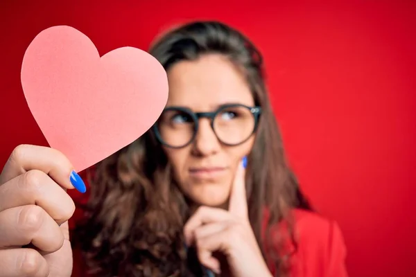 Joven Hermosa Mujer Con Pelo Rizado Sosteniendo Corazón Papel Sobre — Foto de Stock