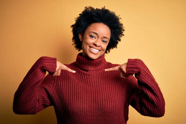 Jong Mooi Afrikaans Amerikaans Afro Vrouw Met Krullend Haar Dragen — Stockfoto