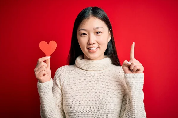 Jonge Aziatische Vrouw Met Romantische Rode Hart Papieren Vorm Rood — Stockfoto