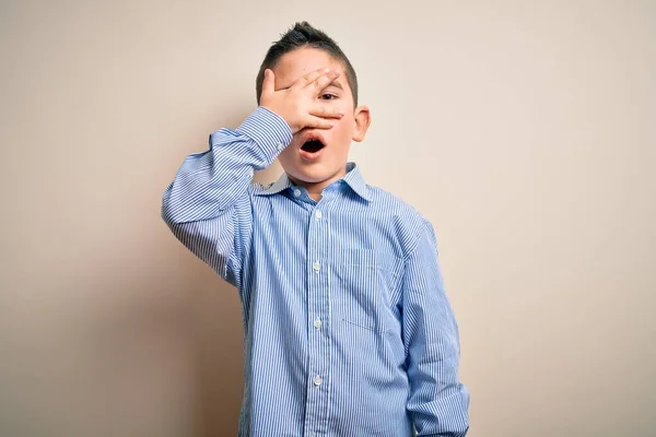 Jovem Garoto Vestindo Camisa Elegante Sobre Fundo Isolado Espreitando Choque — Fotografia de Stock