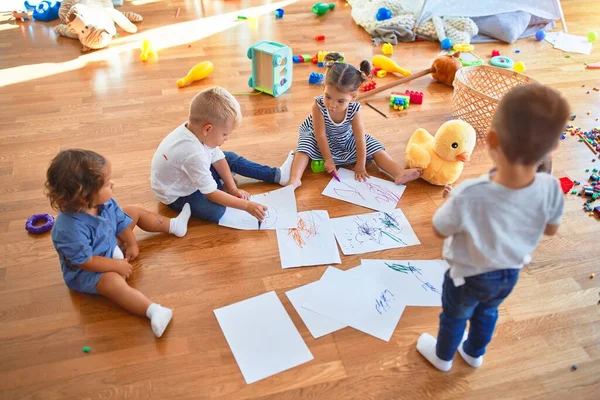 Entzückende Gruppe Von Kleinkindern Die Mit Papier Und Bleistift Auf — Stockfoto