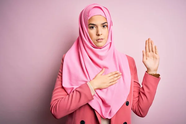 Junges Schönes Mädchen Mit Muslimischem Hijab Steht Vor Isoliertem Rosa — Stockfoto