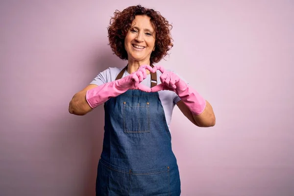 Middle Age Curly Hair Woman Cleaning Doing Housework Wearing Apron — Stock Photo, Image