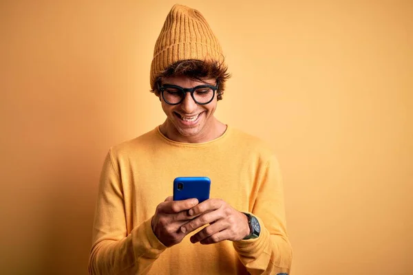 Giovane Bell Uomo Che Utilizza Smartphone Indossando Occhiali Sfondo Giallo — Foto Stock