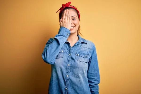 Genç Güzel Esmer Kadın Günlük Kot Gömlek Saç Mendili Giyiyor — Stok fotoğraf