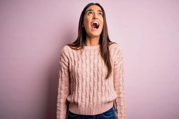 Mladá Krásná Brunetka Žena Sobě Ležérní Svetr Přes Izolované Růžové — Stock fotografie