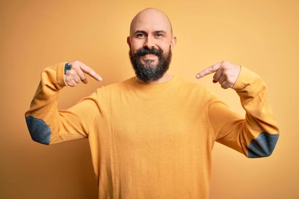 Hombre Calvo Guapo Con Barba Vistiendo Suéter Casual Pie Sobre —  Fotos de Stock