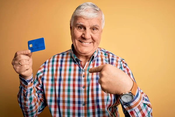 Senior Stilig Hoary Kund Man Som Innehar Kreditkort För Att — Stockfoto