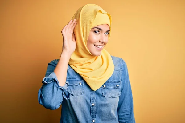 Junges Schönes Mädchen Muslimischem Hijab Das Vor Isoliertem Gelben Hintergrund — Stockfoto