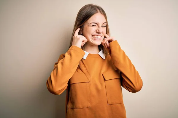 Ung Vacker Rödhårig Kvinna Bär Casual Tröja Över Isolerad Vit — Stockfoto