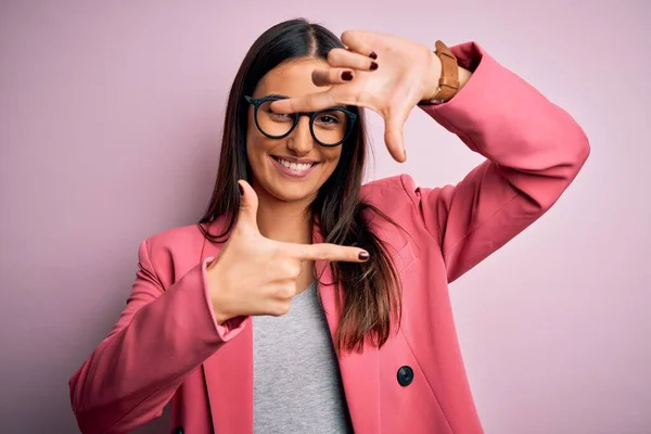 Young Beautiful Brunette Businesswoman Wearing Jacket Glasses Pink Background Smiling — Stock Photo, Image