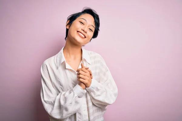 Молодая Красивая Азиатская Девушка Повседневной Рубашке Стоящей Изолированном Розовом Фоне — стоковое фото