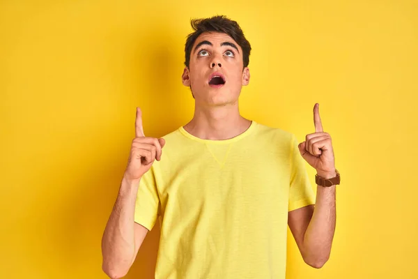 Teenager Αγόρι Φορώντας Κίτρινο Shirt Πάνω Από Απομονωμένο Φόντο Κατάπληκτος — Φωτογραφία Αρχείου