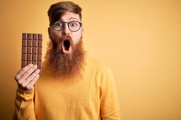 Pelirrojo Irlandés Con Barba Comiendo Una Barra Chocolate Dulce Sobre — Foto de Stock